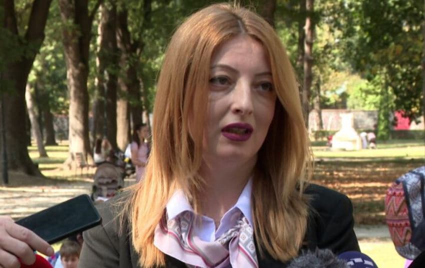 Sulmohet fizikisht kryetarja e Shkupit, përfundon në spital
