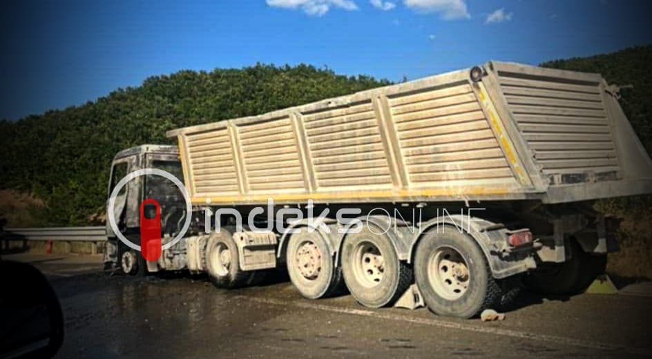 Digjet një kamion në autostradë, afër Suharekës