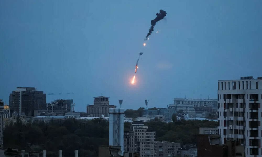 Ukraina pretendon se ka goditur fabrikat e avionëve dhe raketave në Rusi