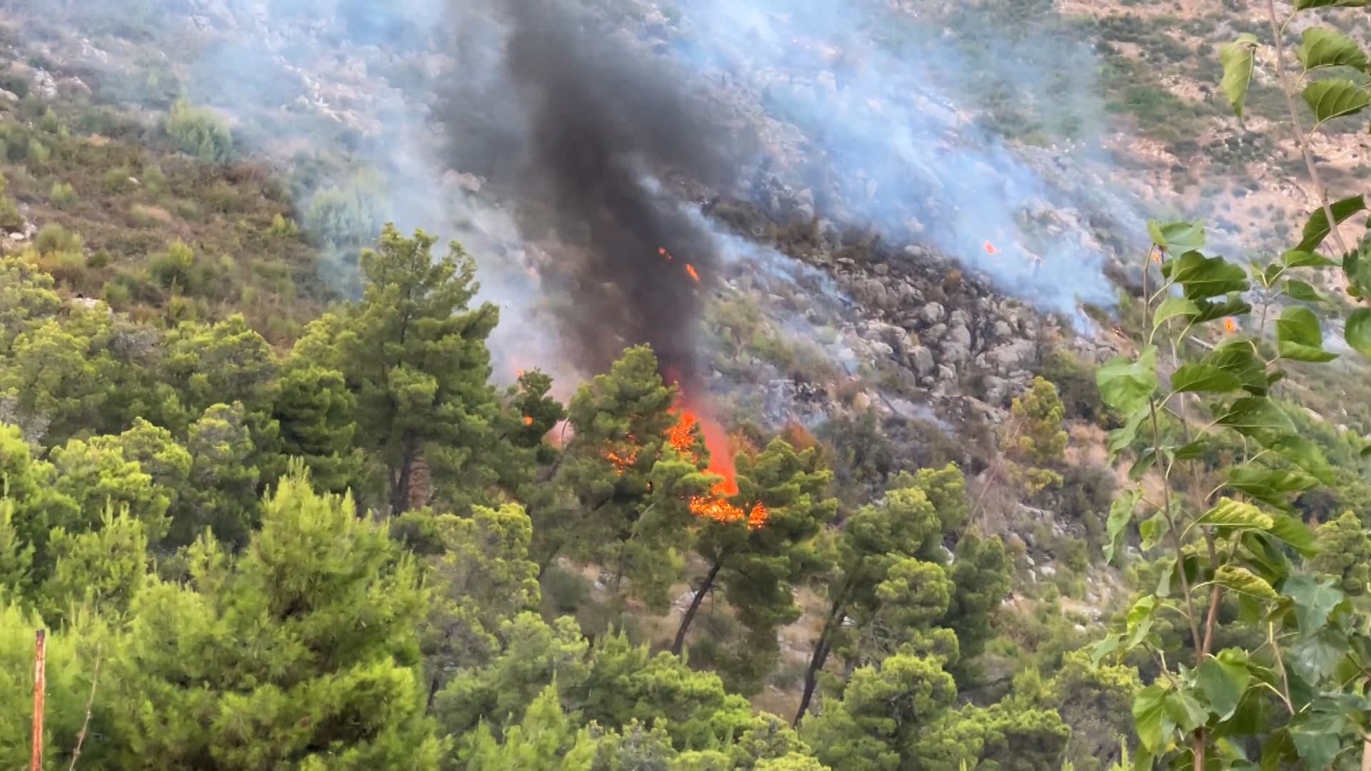 Përkeqësohet situata në Parkun Kombëtar të Lurës, dy vatra zjarri aktive, rinis ndërhyrja me helikopter