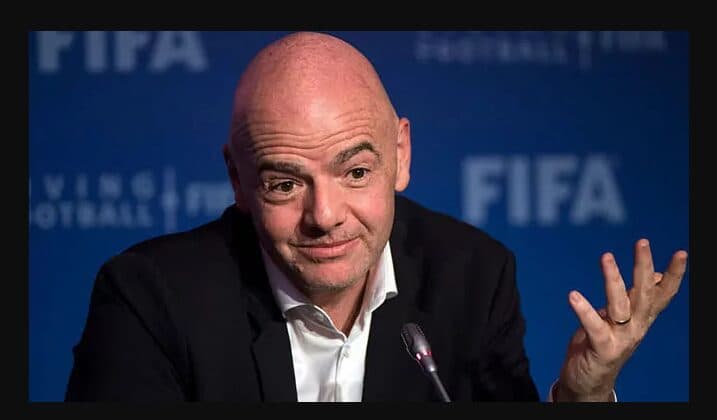 Presidenti i FIFA-s thotë se në Kupën e Botës 2026 do të përdoren stadiumet me çati, pas problemeve me motin