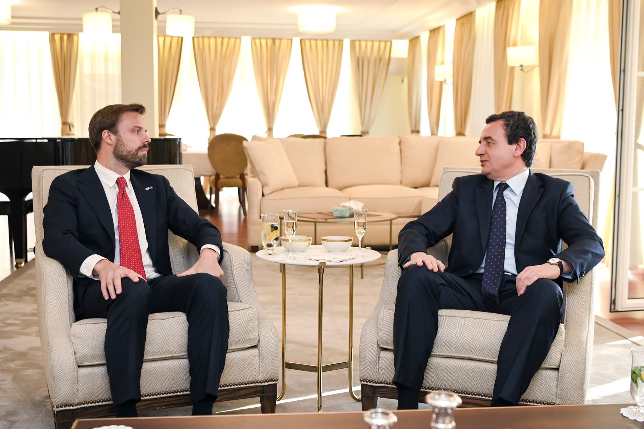 Kurti dhe Hanrahan bisedojnë për marrëdhëniet bilaterale Kosovë-SHBA