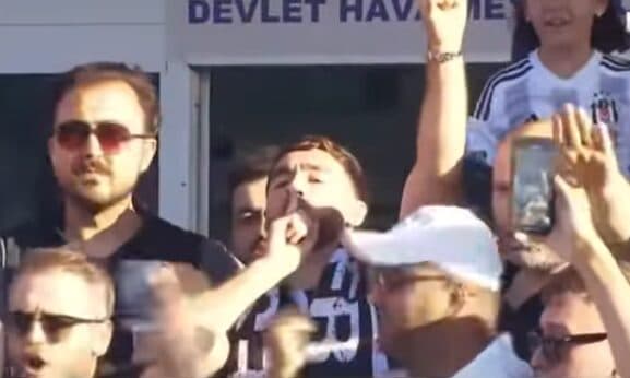 Çmenduri në Turqi, Besiktas merr yllin turk që qan nga emocionet, 10 mijë tifozë në airoport, ceremonia vazhdon në stadium