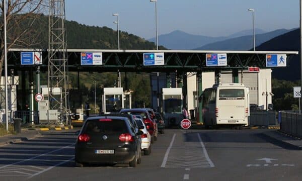 Fillon sezoni i mërgimtarëve, pritje deri në një orë për të hyrë tek Dheu i Bardhë