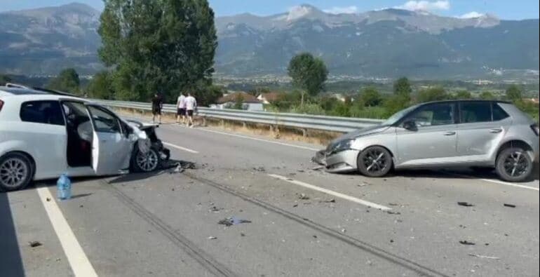 Aksident i frikshëm në Rrugën e Arbrit, automjetet përplasen kokë më kokë