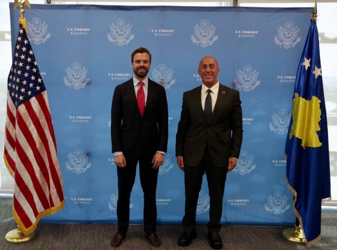 Haradinaj takon diplomatin amerikan, Hanrahan: Theksova rëndësinë strategjike të forcimit të marrëdhënieve mes Kosovës dhe SHBA-ve