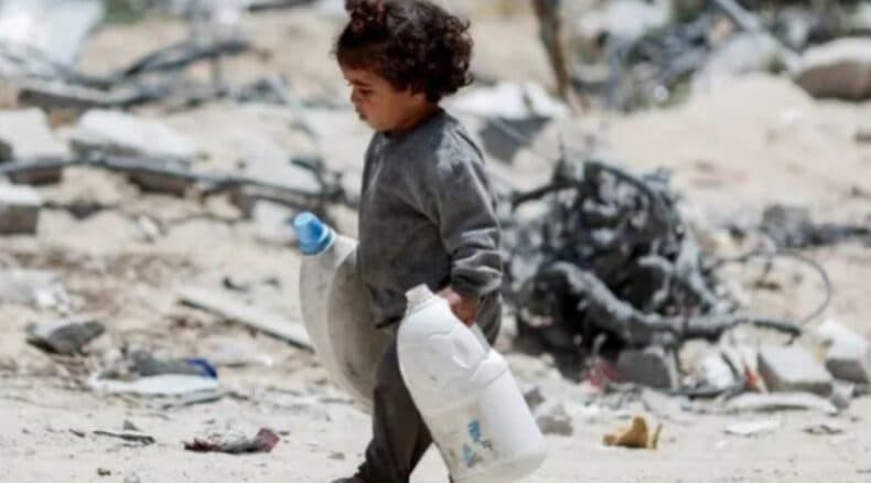 Gaza, 6 fëmijë palestinezë vriten ndërsa prisnin të mbushnin ujë