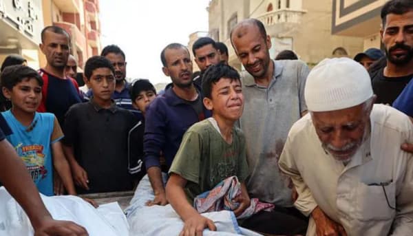 Po prisnin të mbushnin ujë, dhjetë persona përfshirë gjashtë fëmijë vriten nga sulmet izraelite në Gaza