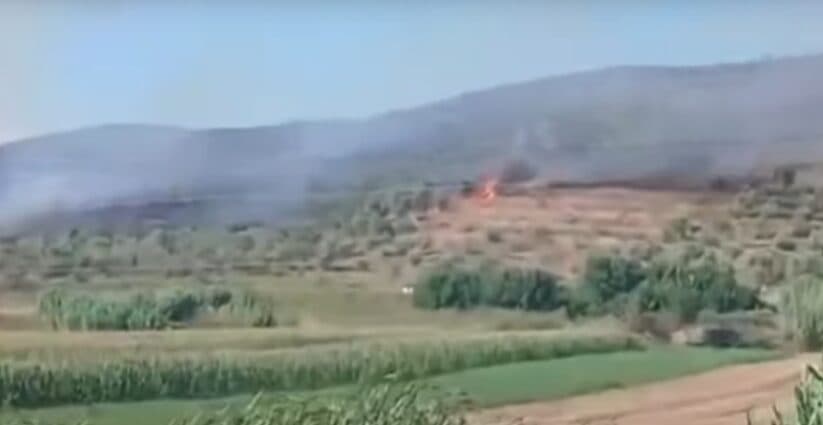 Zjarr masiv në Elbasan, nis ndërhyrja nga ajri me dy helikopterë