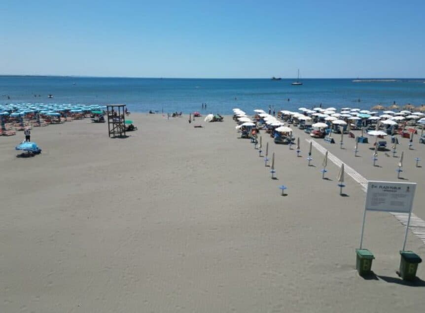 Plazhet publike në Shëngjin, po i leverdisin turistëve