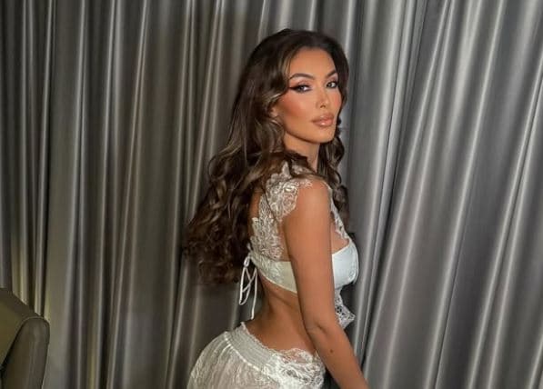 Nora, se*ksi në fustan të bardhë
