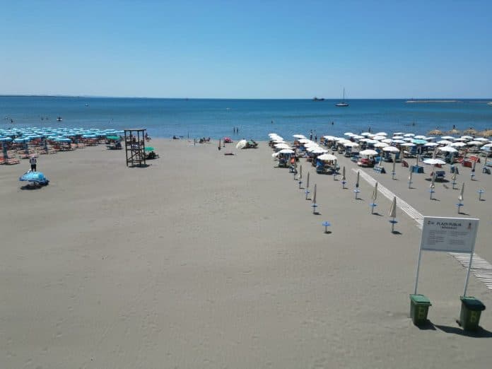Plazhet publike në Shëngjin, po i leverdisin turistëve