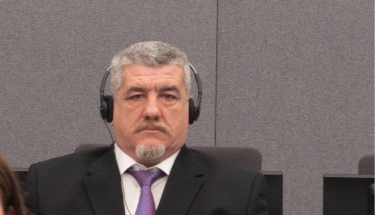 Pjetër Shala nuk i bindet gjyqtarëve të Hagës, nuk ngrihet në këmbë për leximin e vendimit