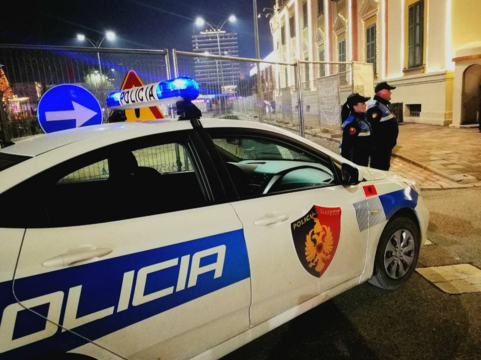 Të shtëna me armë zjarri në Vlorë, plagoset një 20-vjeçare
