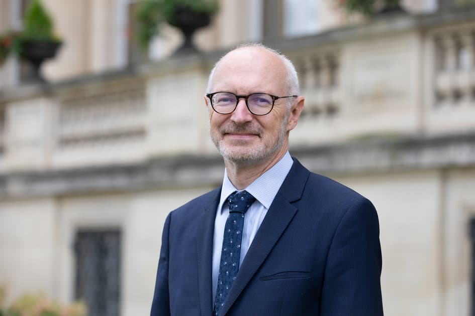 Ambasadori francez i bën thirrje liderëve: Gjeni kompromisin për të dalë nga ngërçi politik