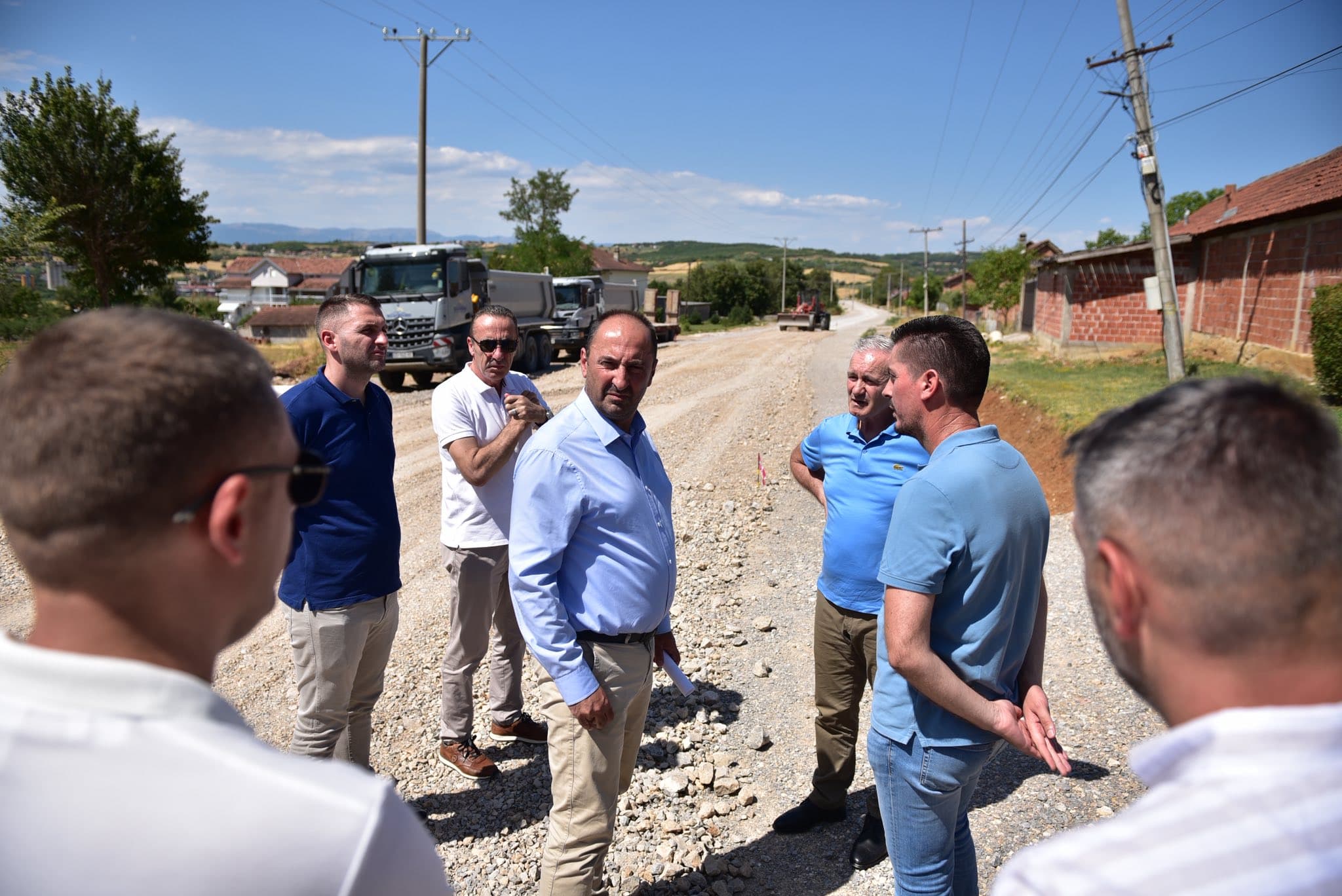 Rruga e tranzitit në Klinë, ministri Aliu dhe kryetari Elezaj vizitojnë punimet