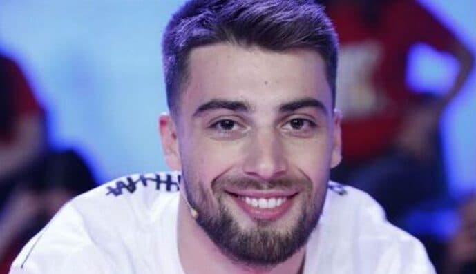Policia po e kërkon, Meriton Mjekiqi shëtitet lirshëm rrugëve të Tiranës