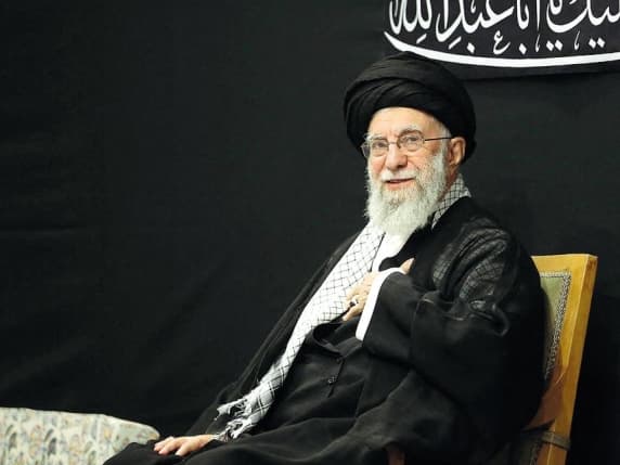 Irani, mijëra arrestime brenda pak javësh: Khamenei shfaqet sërish në publik