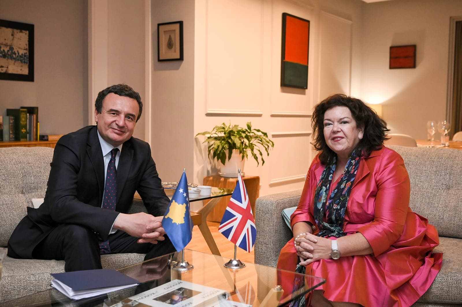 Britanikët kërkojnë “urgjentisht formimin e qeverisë” dhe “përmbushjen e premtimit për shtet multietnik”