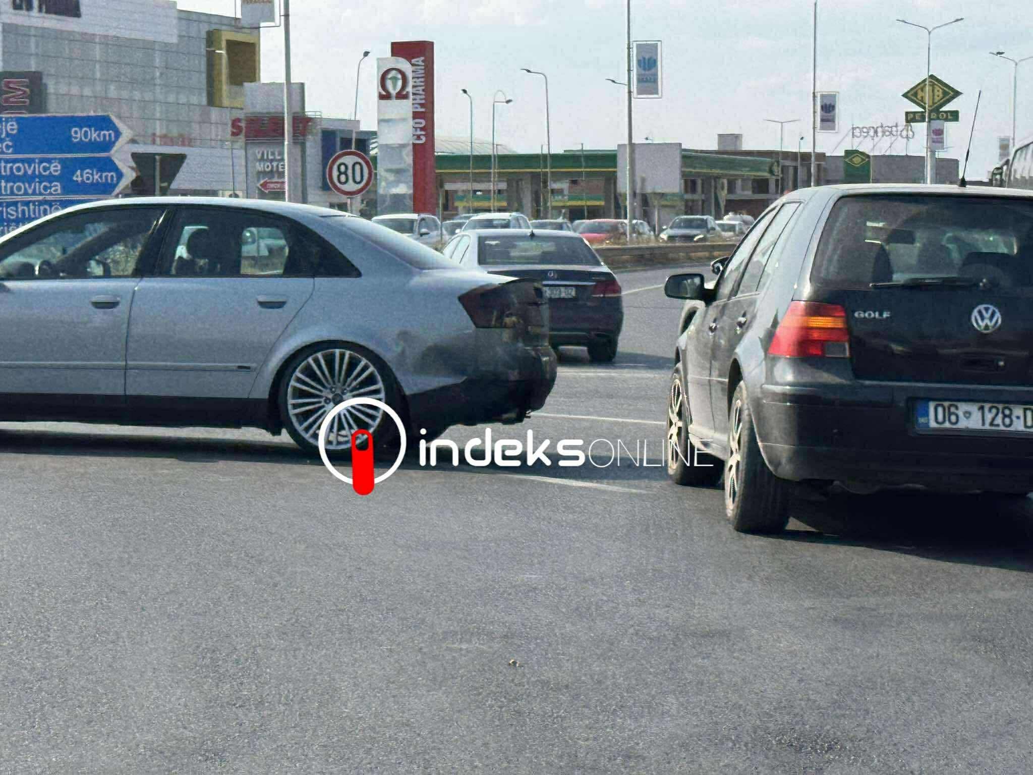 Aksident në Lipjan, të përfshira dy vetura (Pamje)