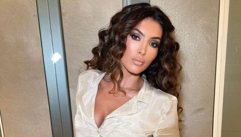 Nora fotografohet buzë detit, vë në pah linjat trupore në formë