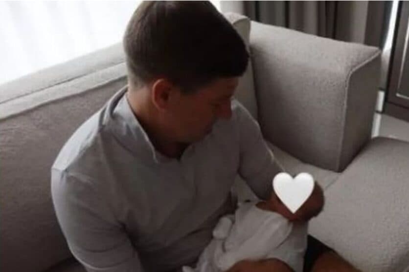 Steven Gerrard bëhet gjysh
