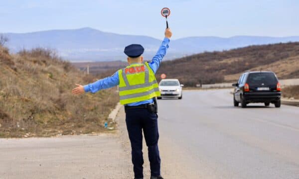 Po “fluturonte” me veturë, policia e Ferizajt gjobit 23-vjeçarin, ia sekuestron patentë shoferin për 3 muaj