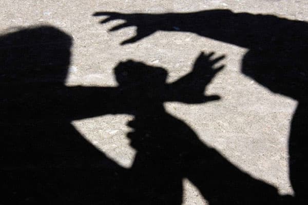 Rrihen mes vete tre persona në Suharekë, njëri prej tyre lëndohet rëndë
