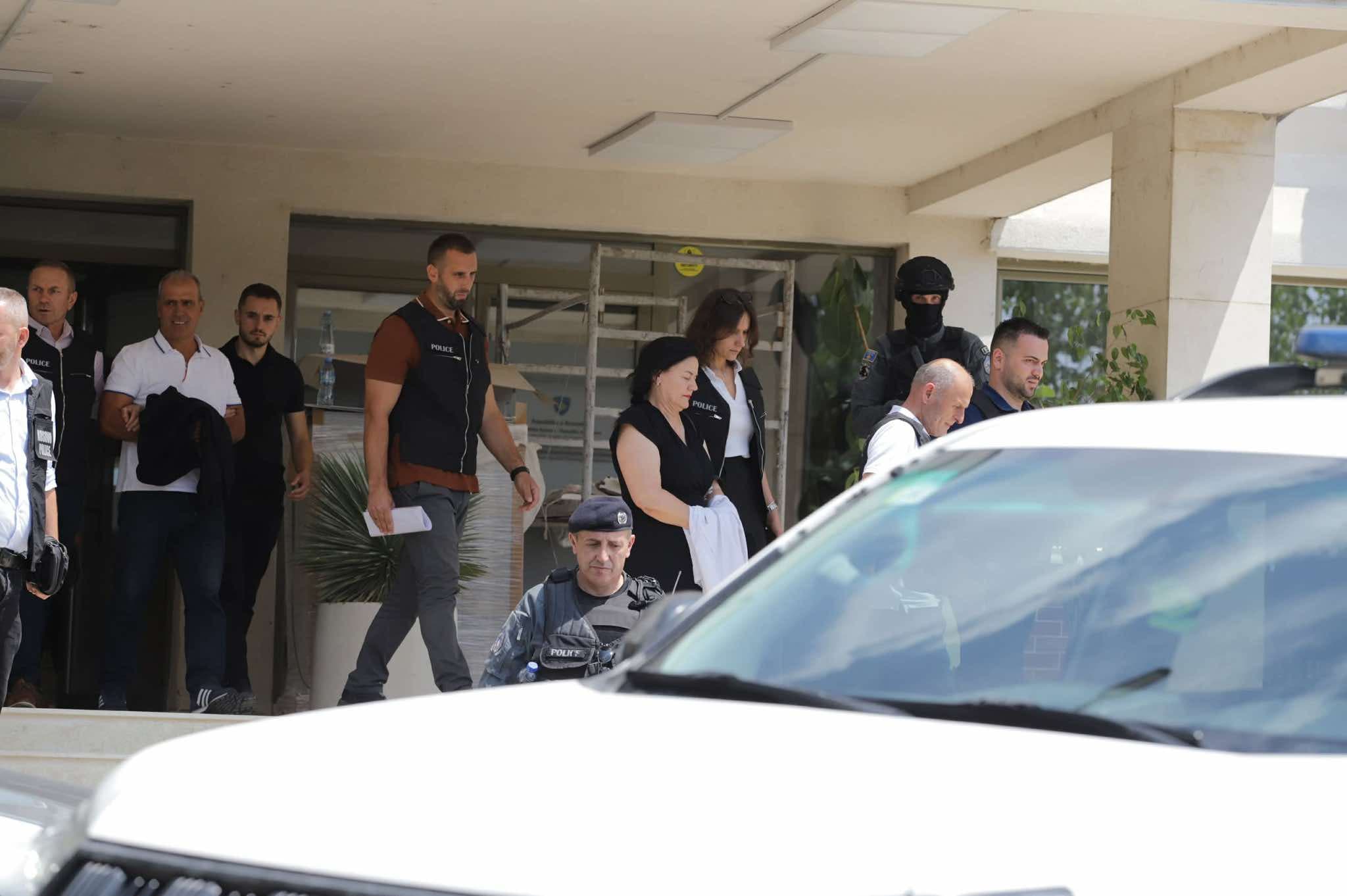 Katër të arrestuar nga bastisjet në agjencitë shtetërore