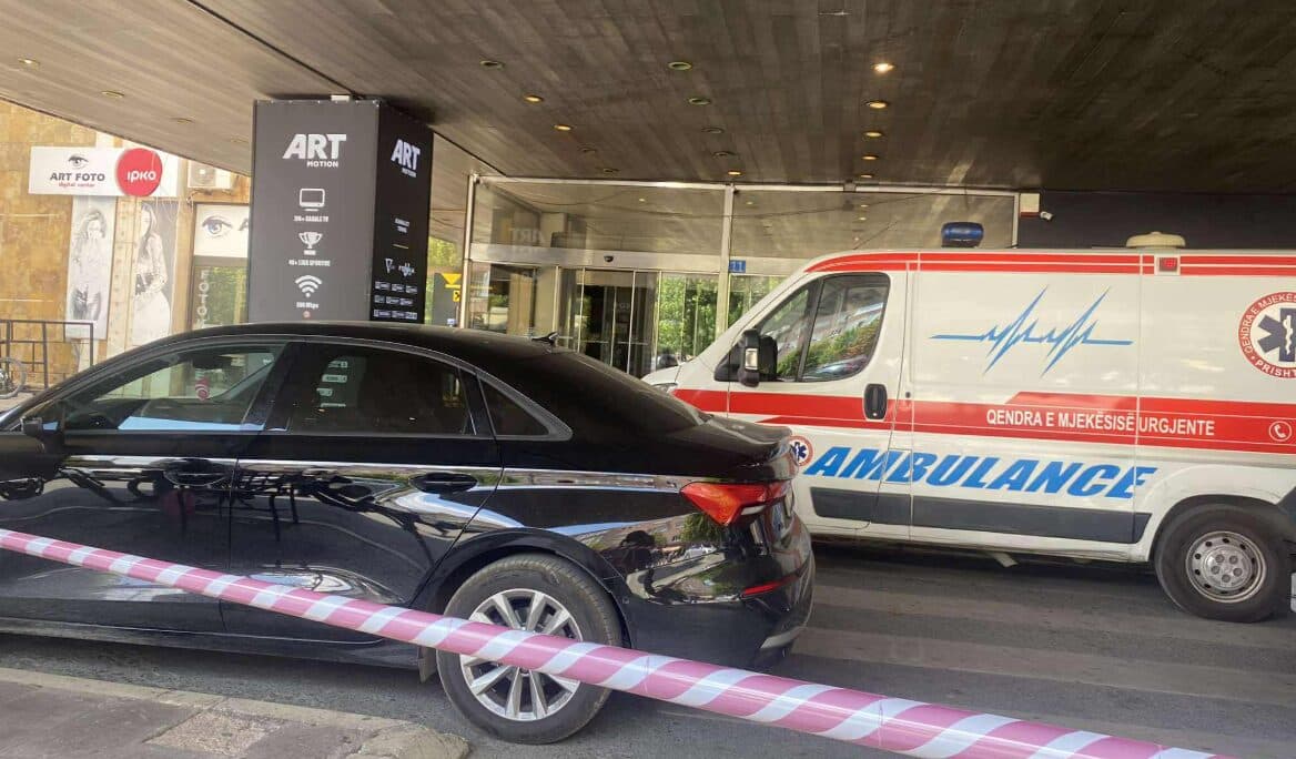 Pamje nga vendi ku vdiq 25 vjeçari- ra nga kati i 13-të i hotel “Grand”