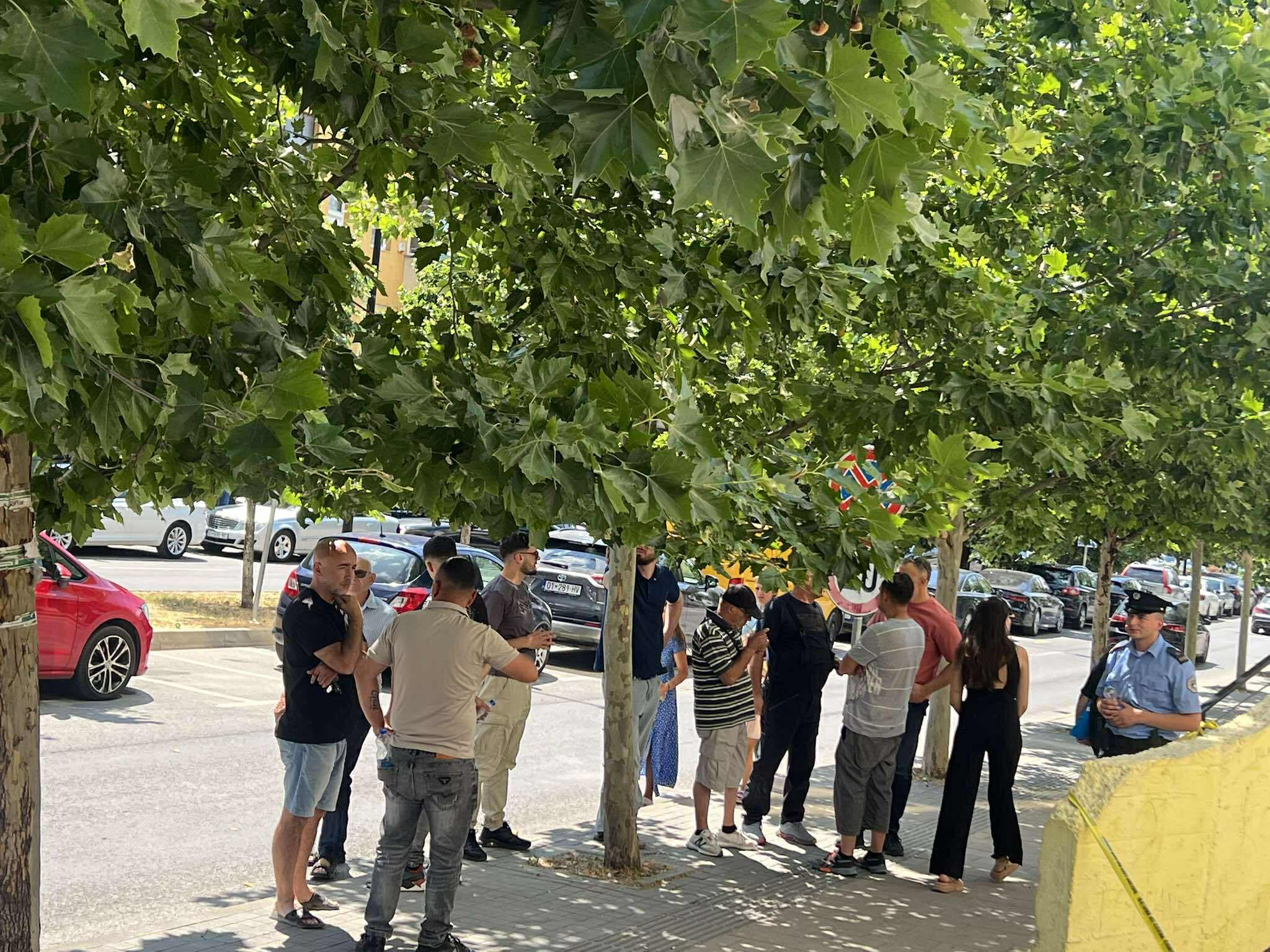 Rasti tek “Grandi”, familjarët e viktimës shihen tek vendi i ngjarjes