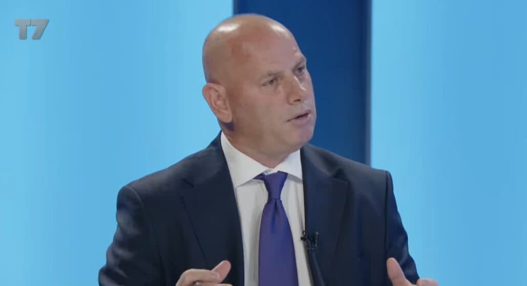 “Nuk muj me ju bë dikuj nanë, dikujt njerk, Lladrovci: Njëri nga kandidatët i ka thanë një mërgimtari ami 100 mijë euro për fushatë, që fitoj hajde qitja gishtin tokave
