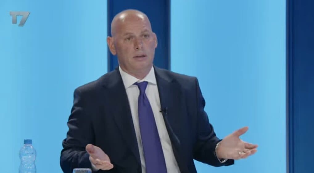 Lladrovci ftesë publike Memli Krasniqit nga studio e Pressing: Vendos ti, jo ai i anëtari i kryesisë Skenderajt a Kamenicës