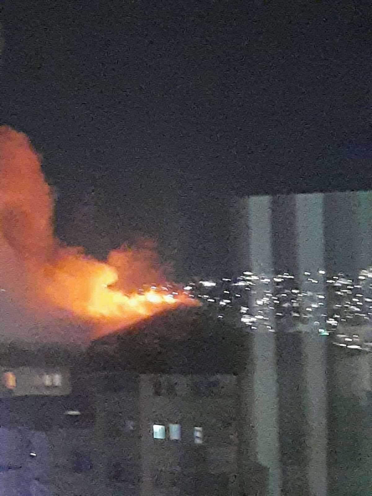 Një ndërtesë pranë Parkut të Qytetit përfshihet nga zjarri