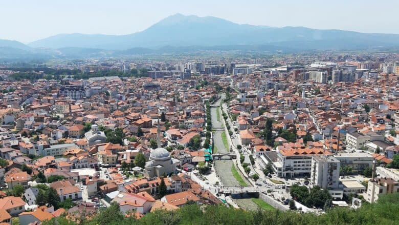 Komuna e Prizrenit hap oborret e shkollave për nevoja të parkimit për bashkatdhetarët
