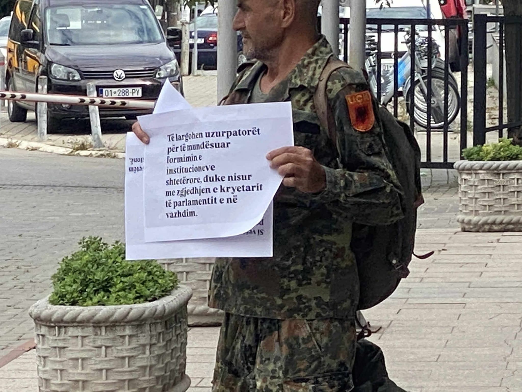 Sot përpjekja e 48’të, qytetari me uniformë të UÇK-së proteston para Kuvendit: Të largohen uzurpatorët