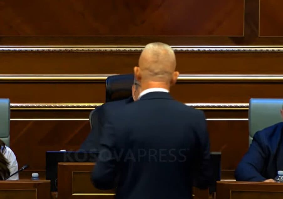 “Ti s’mundesh me më tregu çka them unë” – Rashit Qalaj i shkon të ulësja Avni Deharit pasi kërkoi nga regjia t’ia ndal mikrofonin