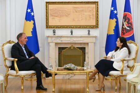 “Duhet bashkëpunim për zgjidhje të shpejtë dhe demokratike” – Osmani takohet me Fatmir Limajn