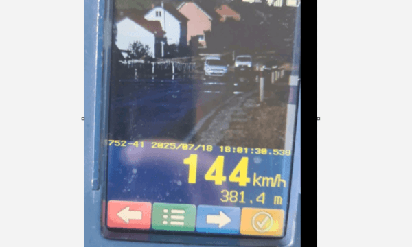 21 vjeçari me veturë me targa të huaja lëviz 144 km/h në një rrugë në Shtime ku kufizimi ishte 60km/h, e zë Policia