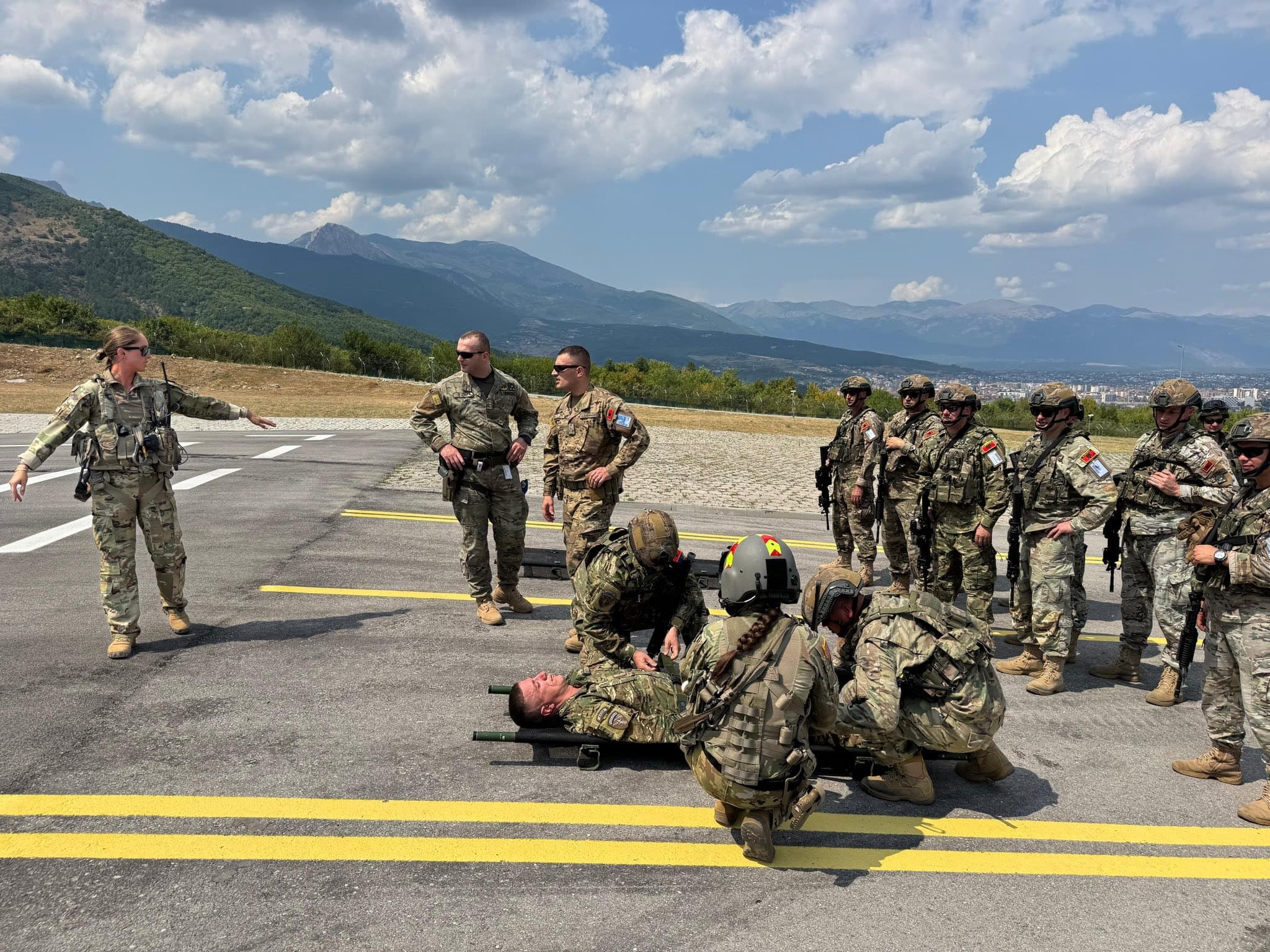 Ushtarët shqiptarë të KFOR-it kryejnë stërvitje në Pejë: Krah për krah me partnerët, të përgatitur për çdo sfidë