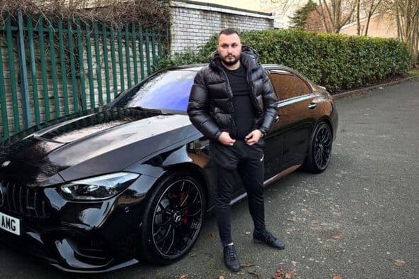 “Po tall autoritetet”- Shqiptari që u dëbua dy herë nga Anglia sfidon edhe një herë ligjin britanik, shfaqet me ‘Mercedesin’ e tij luksoz
