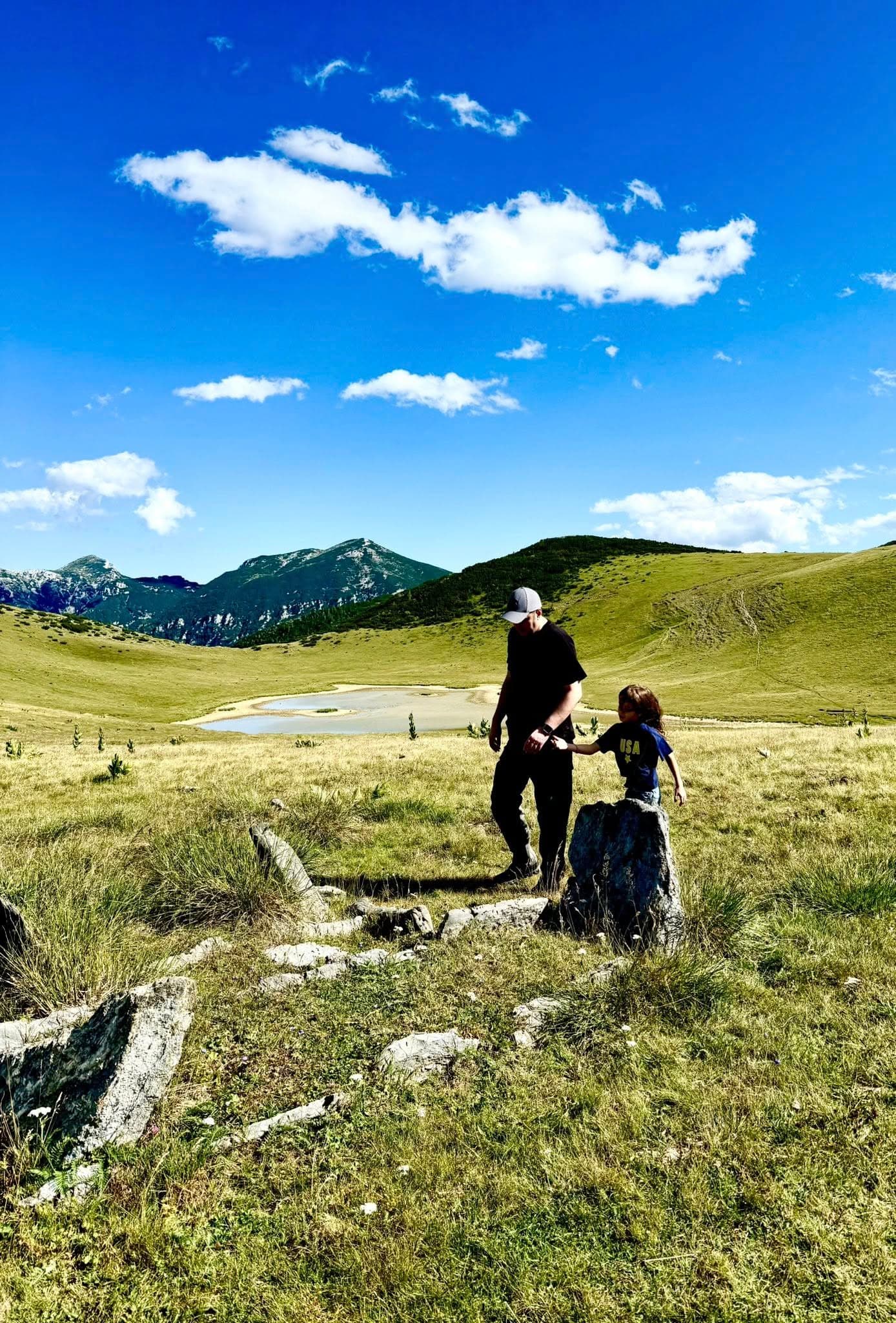 Abdixhiku me vajzën e tij ngjiten në Bjeshkët e Lumbardhit në 2100 metra lartësi, ndan disa fotografi