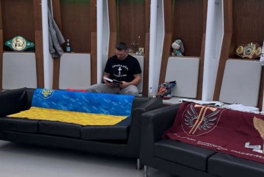 Duke lexuar libër fetar, kështu po e pret kohën e meçit të tij Oleksandr Usyk