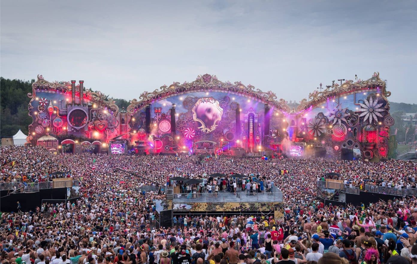 Ters në “Tomorrowland”/ Pas djegies së skenës kryesore, vdes një grua në mes të festivalit