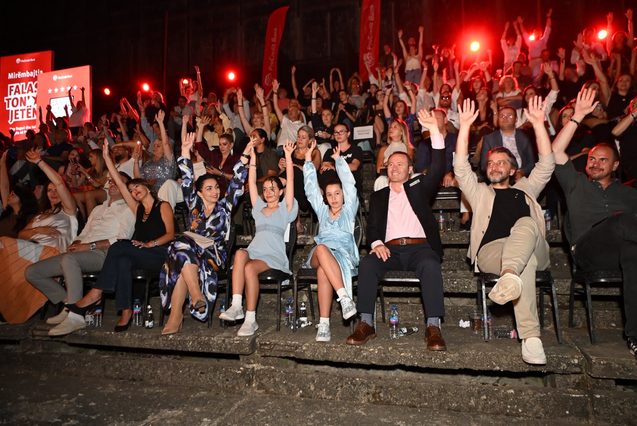 Osmani me familjen e ndjek performancën e Armend Rexhepagiqit pranë Haxhiut e Nagavcit: “Koncert magjik”