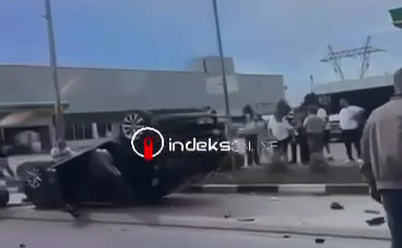 Pamje/ Vetura rrokulliset me katër rrota lart në Prishtinë