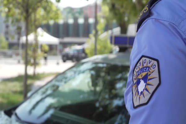 Arrestohet dhe ndalohet për 48 orë një police në pikëkalimin kufitar të Glloboçicës, kontrolloi nëse një serb kërkohet nga Kosova