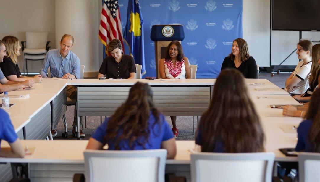 Ambasada amerikane njofton se 16 nxënës nga Kosova do nisin studimet në SHBA