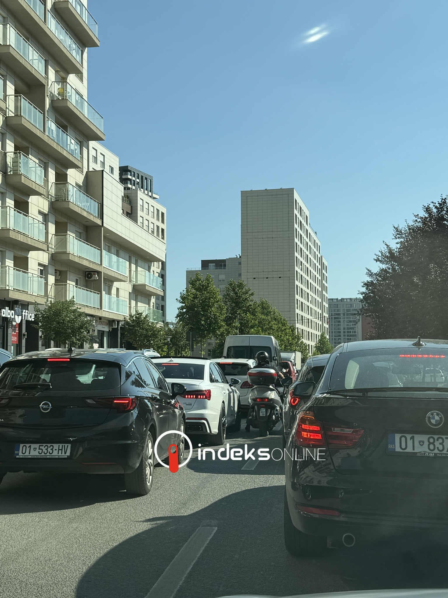 Efekti i mërgimtarëve, krijohen kolona të mëdha në Prishtinë