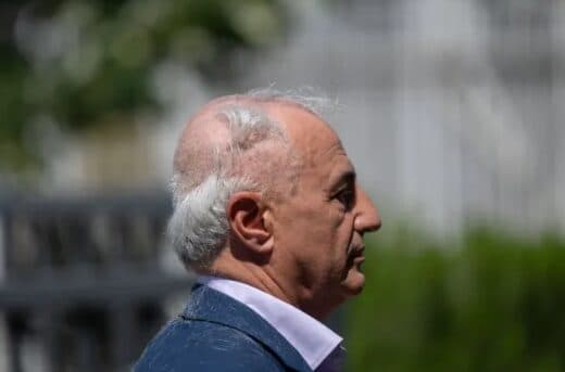 U qeth vet para Kuvendit për të protestuar kundër bllokadës, mediat britanike e bëjnë lajm Kocin